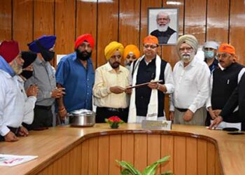 मुख्यमंत्री पुष्कर सिंह धामी से मिले गुरूद्वारों के अध्यक्ष