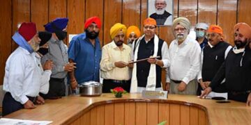 मुख्यमंत्री पुष्कर सिंह धामी से मिले गुरूद्वारों के अध्यक्ष