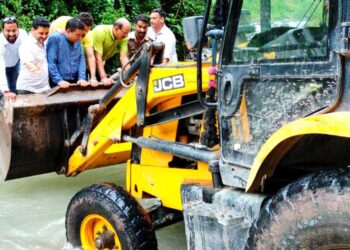 आपदा ग्रस्त क्षेत्रों का मुआयना करने पहुंचे कैबिनेट मंत्री सुबोध उनियाल