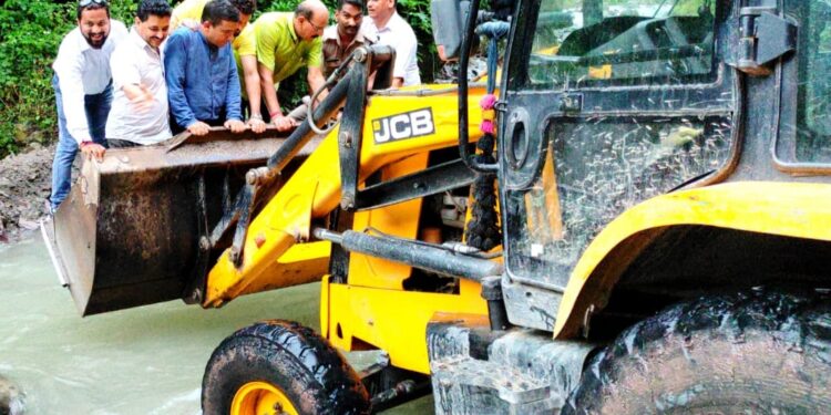 आपदा ग्रस्त क्षेत्रों का मुआयना करने पहुंचे कैबिनेट मंत्री सुबोध उनियाल