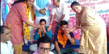 मुख्यमंत्री के आश्वासन पर श्रीमती सोना सजवाण ने तुड़वाया अभिभावकों का अनशन
