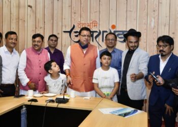 जगजीवन कन्याल के साथ मुख्यमंत्री से मिले रोबो विक्रम सिंह व गायक सूरज