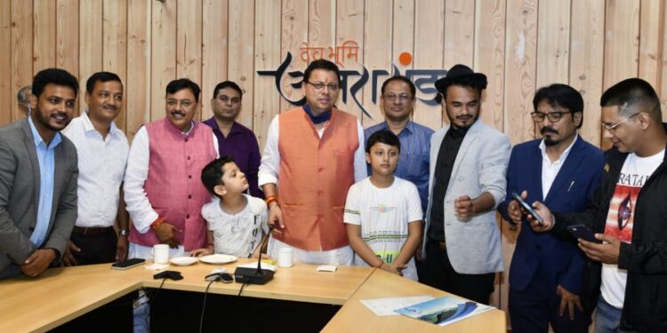 जगजीवन कन्याल के साथ मुख्यमंत्री से मिले रोबो विक्रम सिंह व गायक सूरज