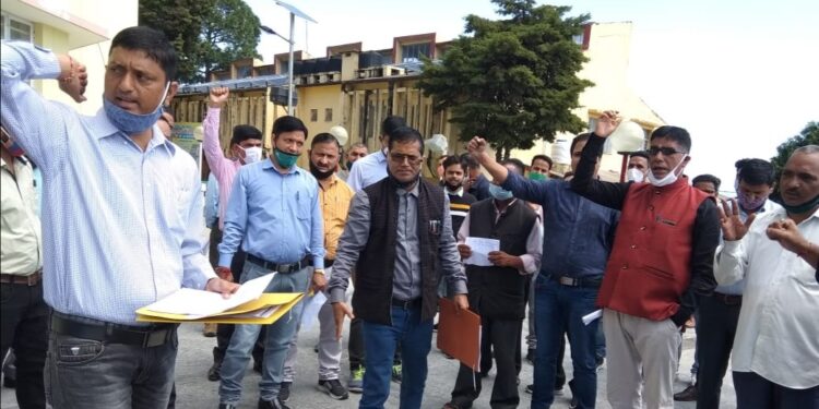 गोल्डन कार्ड का विरोध, शासनादेश की जलाई गई होली