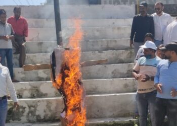 टिहरी में कांग्रेस ने फूंका दुष्यंत कुमार का पुतला