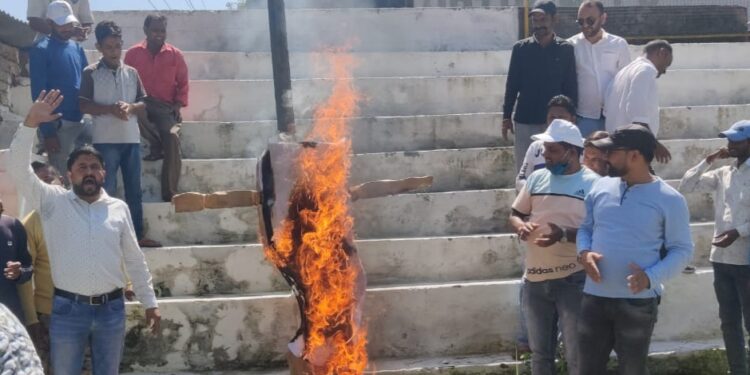 टिहरी में कांग्रेस ने फूंका दुष्यंत कुमार का पुतला