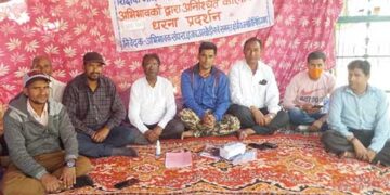 धरने के सर्मथन में पहुंचे धनीलाल शाह, शिक्षामंत्री से मिलीं श्रीमती सोना सजवाण