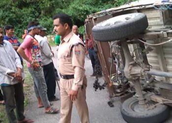 22 छात्र-छात्राओं को ले जा रहा छोटा हाथी पलटा