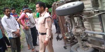 22 छात्र-छात्राओं को ले जा रहा छोटा हाथी पलटा