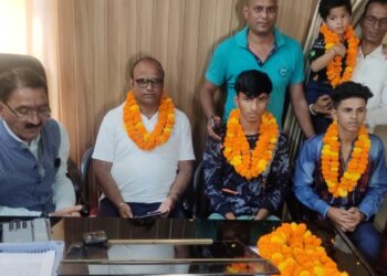 टिहरी झील में तैराकी करने वाली प्रतिभाओं को विधायक विजय सिंह पंवार ने किया सम्म्मनित