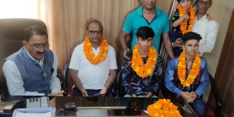 टिहरी झील में तैराकी करने वाली प्रतिभाओं को विधायक विजय सिंह पंवार ने किया सम्म्मनित