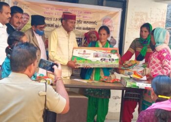 विधायक शक्तिलाल शाह ने बांटे निःशुल्क गैस कनेक्शन