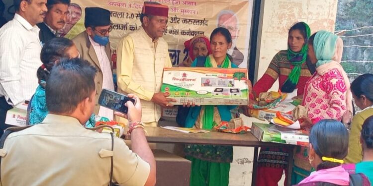 विधायक शक्तिलाल शाह ने बांटे निःशुल्क गैस कनेक्शन