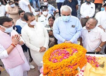 राजमाता सूरज कुंवर शाह को मुख्यमंत्री ने दी पुष्पांजलि