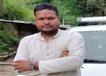 युवा नेता संदीप आर्य ने खोली घटिया डामरीकरण की पोल