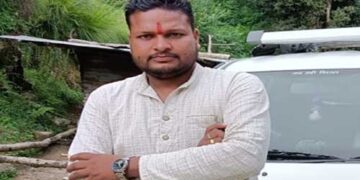 युवा नेता संदीप आर्य ने खोली घटिया डामरीकरण की पोल