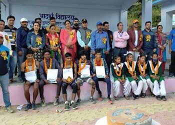 मैराथन दौड़ के प्रतिभागियों को प्रमुख श्रीमती वसुमती घणाता ने किया सम्मानित