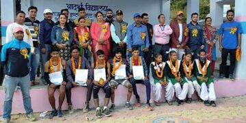 मैराथन दौड़ के प्रतिभागियों को प्रमुख श्रीमती वसुमती घणाता ने किया सम्मानित