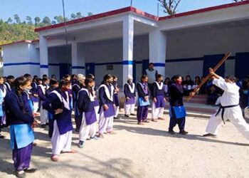 बेटियों को आत्मरक्षा के गुर सिखा रही घनसाली पुलिस