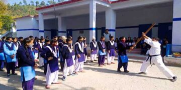 बेटियों को आत्मरक्षा के गुर सिखा रही घनसाली पुलिस