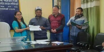 नगर पंचायत अध्यक्ष मीना खाती ने बांटे पुरस्कार