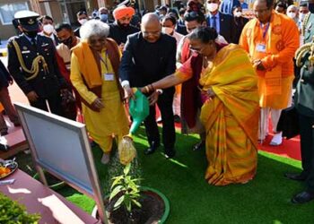 राष्ट्रपति ने देव संस्कृति विश्वविद्यालय में रोपा रुद्राक्ष के पौधा
