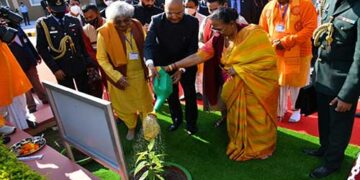 राष्ट्रपति ने देव संस्कृति विश्वविद्यालय में रोपा रुद्राक्ष के पौधा