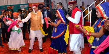 थारू जनजाति के लोक नृत्य पर झूमे लोग