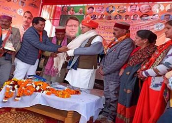 खंडेवाल ने बिच्छू घास “कंडाली” से बनी शॉल भेंट कर किया मुख्यमंत्री का स्वागत