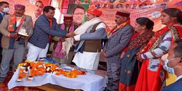 खंडेवाल ने बिच्छू घास “कंडाली” से बनी शॉल भेंट कर किया मुख्यमंत्री का स्वागत