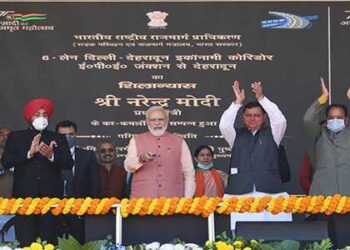 प्रधानमंत्री नरेंद्र मोदी को शंख भेंट कर उत्तराखंड में चुनावी शंखनाद