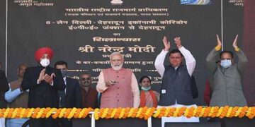 प्रधानमंत्री नरेंद्र मोदी को शंख भेंट कर उत्तराखंड में चुनावी शंखनाद