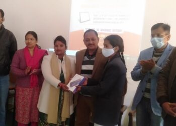 प्रमुख सुनीता देवी ने विधायक प्रतिनिधि के रूप में छात्र-छात्राओं को बांटे टैब