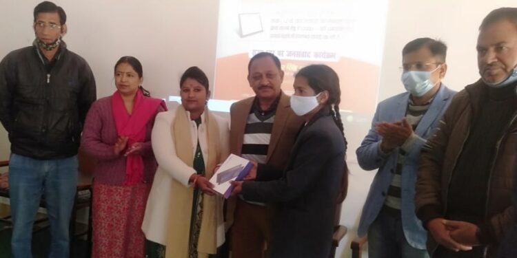 प्रमुख सुनीता देवी ने विधायक प्रतिनिधि के रूप में छात्र-छात्राओं को बांटे टैब