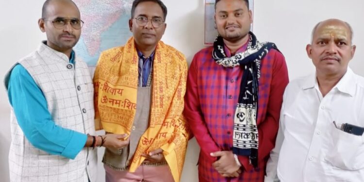 ज्योतिषाचार्य ने किया कलमकार का सम्मान