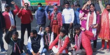 एम्स के नियुक्ति घोटाले के खिलाफ उक्रांद नेता शिवप्रसाद सेमवाल, मोहन असवाल ने दिया धरना