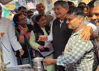 प्रधानमंत्री नरेंद्र मोदी की संसदीय सीट पर हरीश रावत ने बनाई चाय