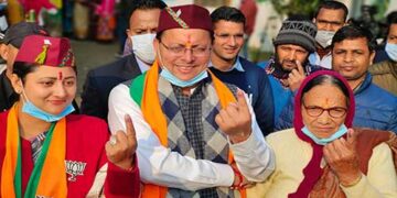 उत्तराखंड में 70 सीटों पर मतदान जारी, वोट देने उमड़ रहे लोग