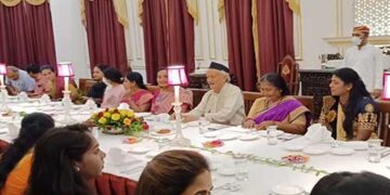 राज्यपाल ने महिला कर्मचारियों के साथ किया भोज