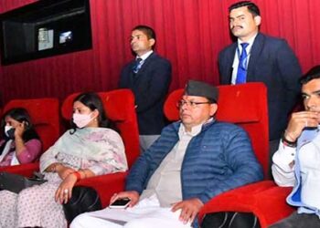 कार्यवाहक CM धामी ने सिनेमा हॉल में देखी “द कश्मीर फाइल्स”