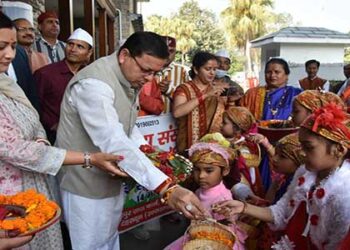 कार्यवाहक CM श्री धामी ने बच्चों के साथ मनाया लोकपर्व फूलदेई