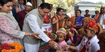 कार्यवाहक CM श्री धामी ने बच्चों के साथ मनाया लोकपर्व फूलदेई