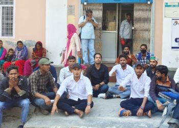 घनसाली के आधार कार्ड केंद्र की लापरवाही को लेकर बिफरे ग्रामीण