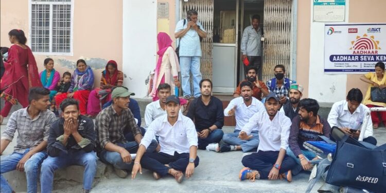 घनसाली के आधार कार्ड केंद्र की लापरवाही को लेकर बिफरे ग्रामीण