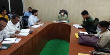 घनसाली के अधिशासी अभियन्ता लोनिवि की अनुपस्थिति पर भड़कीं DM