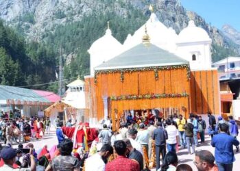 गंगोत्री-यमुनोत्री के कपाट खुले, मुख्यमंत्री ने की पूजा अर्चना