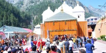 गंगोत्री-यमुनोत्री के कपाट खुले, मुख्यमंत्री ने की पूजा अर्चना