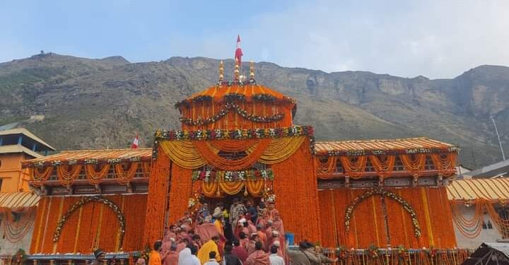 विधि विधान के साथ श्रद्धालुओं के लिये खुले बद्रीनाथ धाम के कपाट