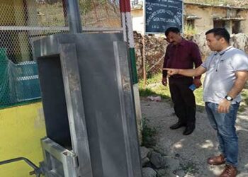 नगर पंचायत गजा में कचरे से चमचमाती टाइल बनाएगी कम्प्रेसर मशीन