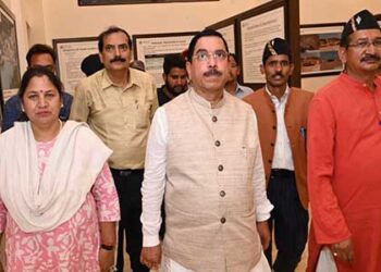 ग्रामीण क्षेत्रों में डॉक्टरों की कमी होगी दूर, हर जिले में एक मेडिकल कॉलेज : प्रहलाद जोशी